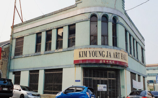  등록문화재 제718-15호로 지정된 옛 목포화신 연쇄점.