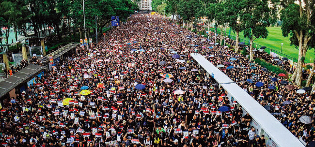 홍콩 시민들이 6월 16일 검은 옷을 입고 송환법 완전 철회를 요구하며 시위하고 있다. [위키피디아]