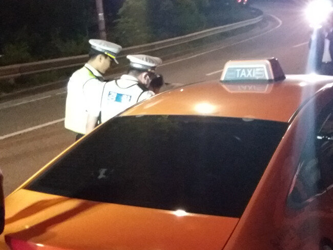 25일 오전 0시 5분경 경찰들이 음주 사실이 의심되는 택시 운전사를 단속하고 있다. [사진 김우정 기자]