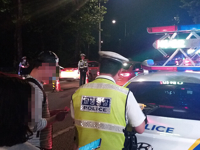 25일 오전 0시 53분경 음주운전 사실이 확인된 강 모(33)씨가 경찰로부터 ‘면허취소’ 처분을 받고 있다.