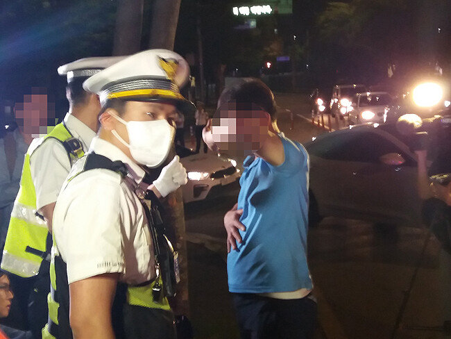 25일 오전 1시 40분경 음주 단속 현장에서 도주를 시도한 강 모(49)씨가 경찰에게 붙잡혔다.