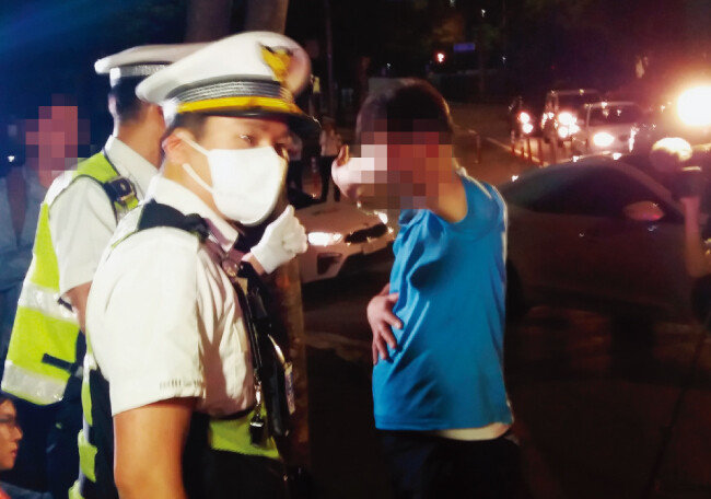 6월 25일 오전 1시 40분쯤 
음주단속 현장에서 도주를 시도한 강모(49) 씨가 경찰에 붙잡혔다. [김우정 기자]