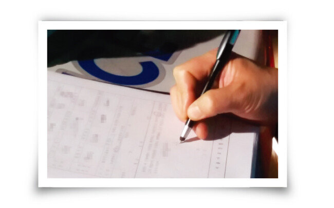 강씨가 ‘주취운전자 정황진술보고서’에 서명하고 있다. [김우정 기자]