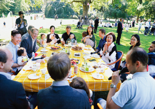 스웨덴을 국빈 방문 중인 문재인 대통령의 부인 김정숙 여사가 6월 14일(현지시각) 스톡홀름 훔레고든 공원에서 ‘라테파파’(육아휴직 후 아이를 키우는 남성들)들과 간담회를 하고 있다. [뉴시스]