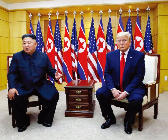 6월 30일 오후 판문점 남한 측 자유의집에서 3차 북·미 정상회담을 하고 있는 도널드 트럼프 대통령(오른쪽)과 김정은 북한 국무위원장. [박영대 동아일보 기자]