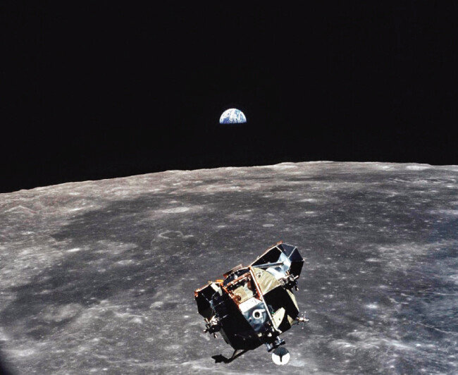 마이클 콜린스가 찍은 달착륙선(이글)의 귀환 장면. 달과 지구도 함께 포착됐다. [NASA]