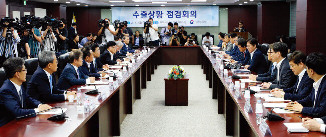 성윤모 산업통상자원부 장관(오른쪽에서 다섯 번째)이 7월 1일 오후 서울 종로구 한국무역보험공사에서 열린 수출상황 점검회의에서 일본 정부의 반도체 수출 규제와 관련해 발언하고 있다. [뉴스1]