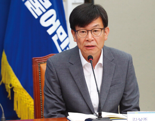 김상조 청와대 정책실장이 7월 3일 오전 서울 여의도 국회에서 열린 하반기 경제정책 방향 관련 고위당정협의회에서 모두발언을 하고 있다. [뉴스1]