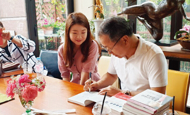 주식농부 박영옥 스마트인컴 대표(오른쪽)가 자신의 저서에 서명을 하고 있다. [사진 제공 · 박영옥]