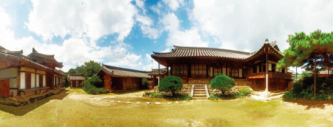 경남 함양 개평한옥마을에는 수백 년 된 한옥 60여 채가 보존돼 있다. [사진 제공 · 함양군청]