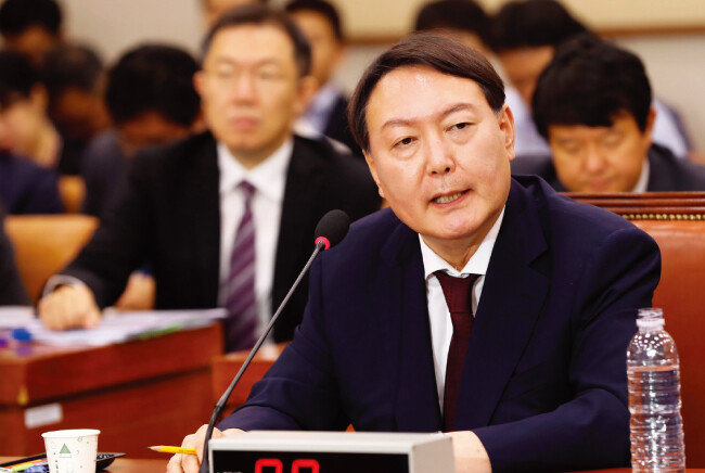 7월 8일 윤석열 검찰총장 후보자가 국회 법제사법위원회 인사청문회에 참석해 법사위원들의 질문에 답하고 있다. [동아DB]