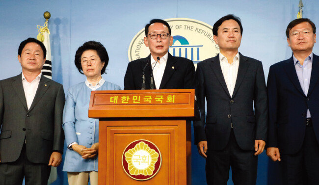 7월 9일 서울 여의도 국회 정론관에서 자유한국당 법사위원들이 윤석열 검찰총장 후보자의 인사청문회 위증과 관련해 기자회견을 하고 있다. [동아DB]