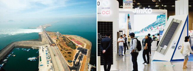 새만금방조제 내해(왼쪽 사진의 오른쪽)에는 2022년까지 2.1GW 규모의 수상태양광 발전 설비가 들어설 예정이다. 올해 6월 경기 고양 킨텍스에서 열린 ‘세계 태양에너지 엑스포 2019’에 참가한 중국 진코솔라의 전시 부스. [뉴시스]