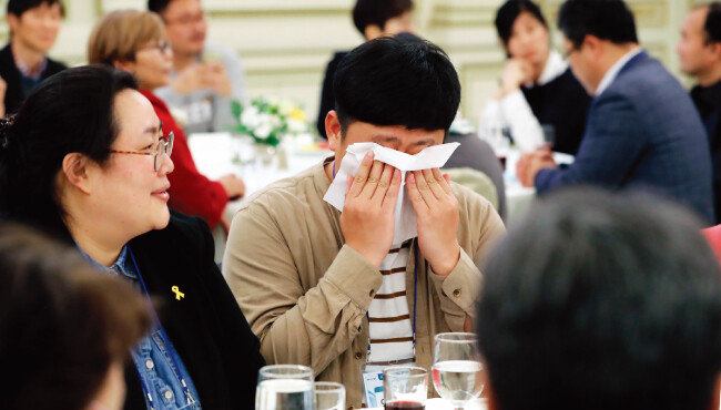 4월 1일 청와대 영빈관에서 열린 시민사회단체 초청 간담회에서 엄창환 전국청년정책네트워크 대표(오른쪽)가 청년기본법 등에 대해 발언하던 중 눈물을 훔치고 있다. [동아DB]