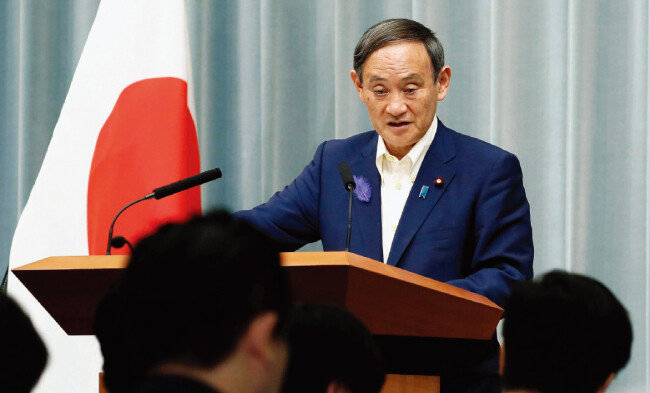 스가 요시히데 일본 관방장관이 7월 9일 오전 정례 브리핑에서 한국에 대한 수출규제를 철회할 계획이 없다고 밝히고 있다. [AP=뉴시스]