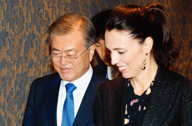 저신다 아던 뉴질랜드 총리(오른쪽)와 함께한 문재인 대통령. [동아DB]
