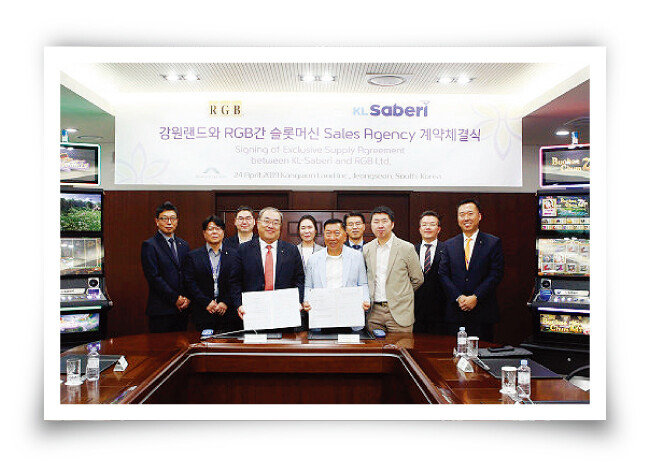 강원랜드와 RGB 임직원들이 슬롯머신 공급계약 체결을 하고있다. [사진 제공 · 강원랜드]