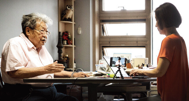 아흔 인생의 각각 반반을 한국과 일본에서 살아온 최서면 선생은 한일 근현대사 격동의 순간을 겪어온 몇 안 되는 생존 한국인이다. 지금도 각종 한일관계 연대와 인물 이름을 정확하게 기억하고 있었다. [박해윤 기자]