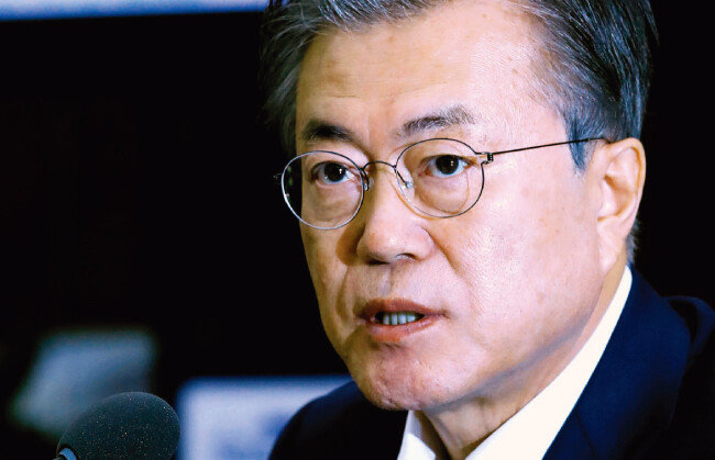 7월 15일 오후 청와대에서 열린 회의에서 일본의 대한국 수출규제와 관련해 발언하고 있는 문재인 대통령. [청와대사진기자단]
