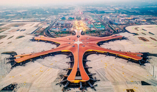 날개를 편 봉황을 형상화한 세계 최대 규모의 중국 베이징 다싱국제공항. [VCG]