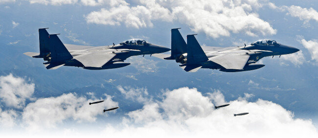 F   -  15K, F  -   4D 편대가 독도 상공을 초계비행하며 변함없는 대한민국 영공 수호자다운 위용을 드러내고 있다. [사진 제공 · 공군]