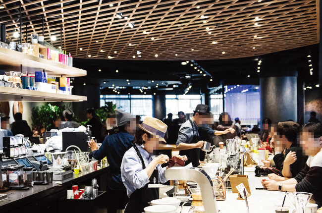 서울지하철 1호선 종각역 부근에 위치한 스타벅스 더종로점은 국내 스타벅스 중 최대 크기의 매장이다. [홍태식]