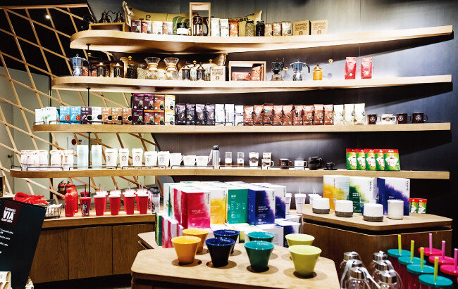 스타벅스 더종로점의 머천다이즈(MD) 코너. MD는 국내 스타벅스 매출액의 20%를 차지할 정도로 인기가 높다. [홍태식]