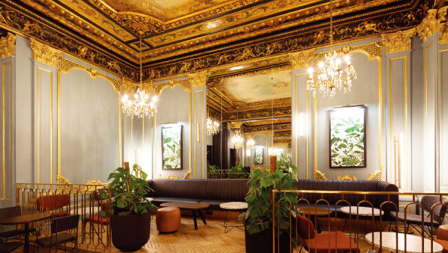 프랑스 파리의 오페라 극장 ‘오페라 가르니에’ 인근에 위치한 스타벅스 매장은 천장 벽화, 크리스털 샹들리에, 대리석 기둥 등으로 궁전 같은 분위기를 자아낸다. [www.starbucks.comⓒHUGO HEBRARD]