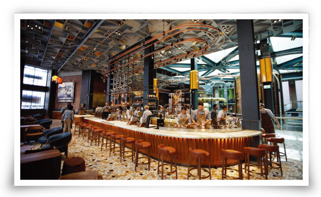 지난해 9월 이탈리아 밀라노에 문을 연 스타벅스의 이탈리아 1호점. 커피 원두 로스터리 설비를 매장 안에 설치한 리저브 로스터리 매장이다. [AP=뉴시스]