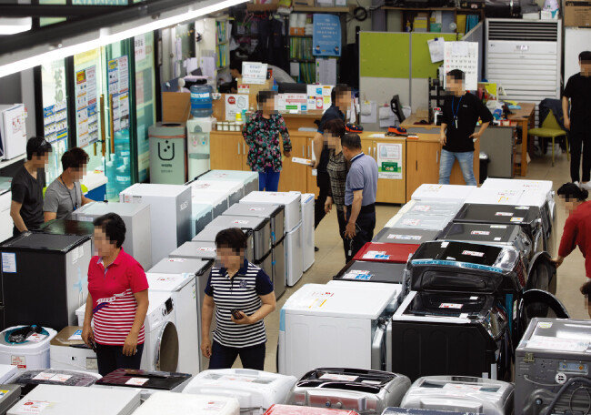 7월 22일 오후 경기 파주 올랜드아울렛 본점에서 리퍼브 제품을 둘러보고 있는 사람들. [지호영 기자]