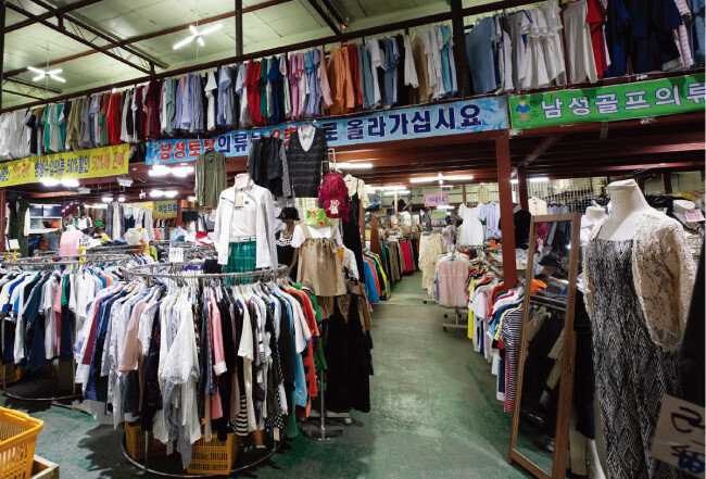  경기 고양시 식사동 덤핑거리에 위치한 리퍼브 의류 전문 매장 킴스무역. [지호영 기자]