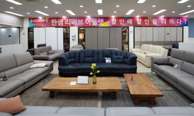 올랜드아울렛은 한샘의 리퍼브 가구를 전문으로 취급하는 매장을 별도로 운영한다. [지호영 기자]