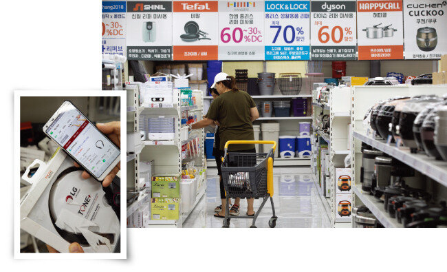 올랜드아울렛 파주본점에서 소형가전 코너를 둘러보는 고객(오른쪽). 리퍼브 매장을 방문한 사람들은 인터넷 최저가와 비교해가며 더 싼 리퍼브 제품을 고른다. [지호영 기자]