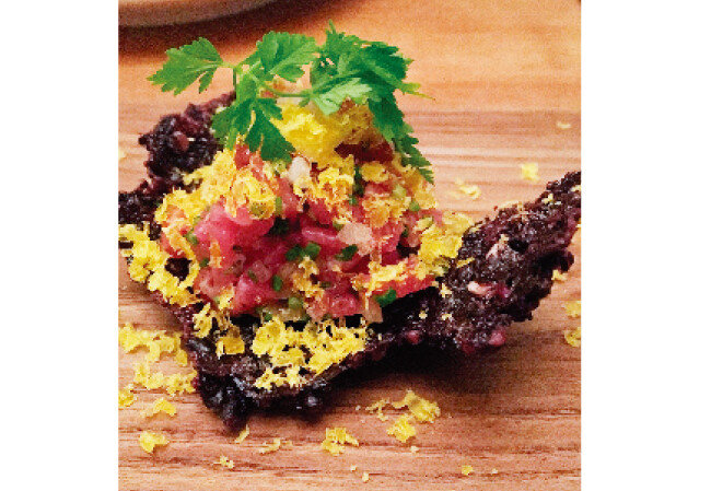 된장에 숙성시킨 달걀노른자를 뿌린 타르타르. [사진 제공·김민경]