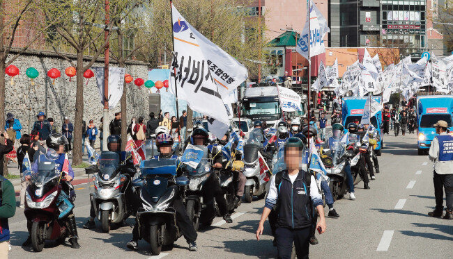 배달원 등으로 구성된 전국민주노동조합총연맹 소속 특수고용노동자들이 7월 13일 오후 서울 종로구 조계사 앞에서 열린 총궐기 대회에 참석했다. [동아DB]