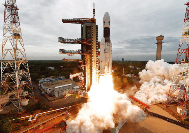 인도의 무인 달 탐사위성 찬드라얀 2호가 발사되고 있다. [ISRO 홈페이지]