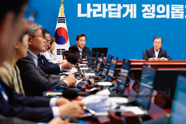 문재인 대통령이 8월 2일 청와대 여민관에서 열린 긴급 국무회의를 주재하고 있다. 이날 문 대통령은 “일본의 백색국가 배제 결정은 대단히 무모한 행위”라며 깊은 유감을 표했다. [뉴시스]