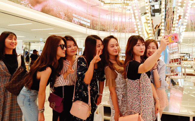 면세점 VIP나 인터넷 블로거를 대상으로 한 뷰티 관련 체험 행사. [사진 제공 · 신세계면세점]