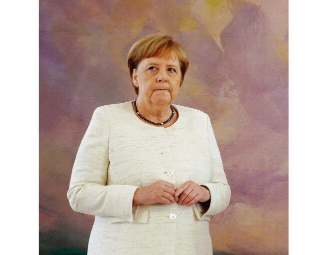 입을 다문 채 온몸을 떠는 증상을 보인 앙겔라 메르켈 독일 총리. [AP=뉴시스]