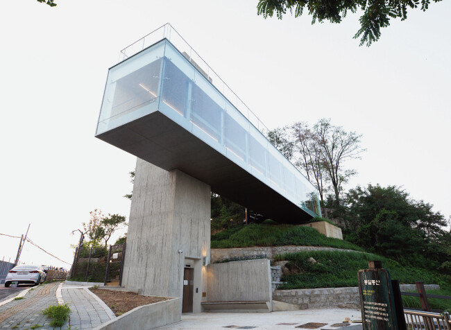 엘리베이터 통로로 쓰이는 노출콘크리트를 기둥 삼아 강화유리와 강판으로 지은 전망대가 매달려 있는 캔틸레버 구조다. [지호영 기자]