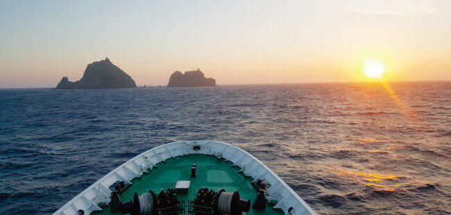 해경훈련함 ‘바다로함’에서 바라본 독도의 일출 모습. [이정훈 기자]