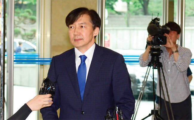 8월 9일 인사청문회 준비 사무실로 출근하며 “서해맹산의 정신으로 검찰개혁의 소명을 완수하겠다”고 밝힌 조국 법무부 장관 후보자. [뉴시스]