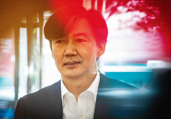 조국 법무부 장관 후보자가 8월 21일 인사청문회 준비 사무실로 출근하는 모습. [뉴스1]