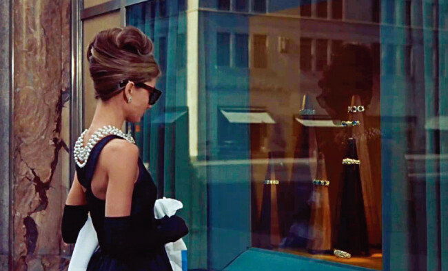 ‘티파니에서 아침을‘은 미국 소설가 트루먼 커포티의 동명소설을 영화로 만들어 1961년 개봉했다. 쇼윈도에서 눈을 떼지 못하는 오드리 헵번의 모습은 전설로 남아 있다. [영화 ‘티파니에서 아침을’ 화면 캡처]