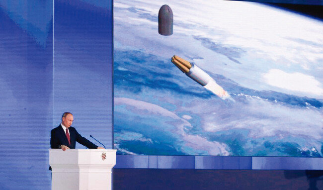 블라디미르 푸틴 러시아 대통령이 지난해 국정연설에서 핵추진 순항미사일을 소개하고 있다. [TASS]