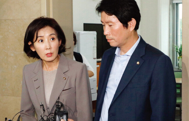 9월 4일 더불어민주당 이인영 원내대표(오른쪽)와 자유한국당 나경원 원내대표가 조국 법무부 장관 후보자 인사청문회 개최에 합의한 뒤 국회 회의실을 나서고 있다. [뉴시스]