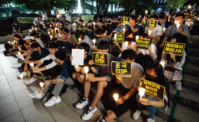 8월 29일 서울대에서 열린 조국 법무부 장관 후보자 사퇴 촉구 2차 촛불집회 모습. 이날 발언들은 조후보자를 둘러싼 숱한 의혹 중 딸이 받았다는 장학금 문제, 논문 제1저자 등재 문제에 집중됐다. 부모 스펙이 자식 스펙이 되는 계층 간, 세대 간 칸막이가 높아가는 데 대한 청년들의 상대적 박탈감이 서울대생이라고 예외가 아님이 느껴졌다. [조영철 기자]