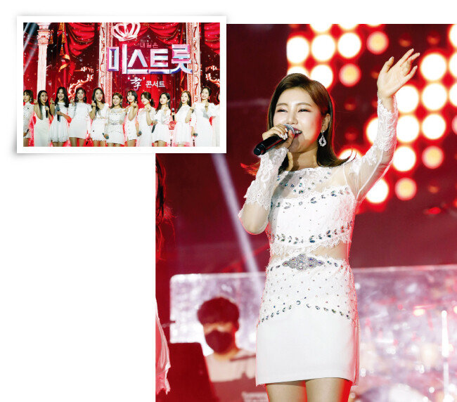 ‘내일은 미스트롯 효콘서트-인천’의 출연자들(위). ‘내일은 미스트롯 효콘서트-인천’ 리허설에서 노래 부르는 송가인. [뉴스1]