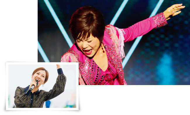 가수 장윤정(왼쪽). ‘아모르 파티’를 열창하는 김연자. [뉴시스, 뉴스1]
