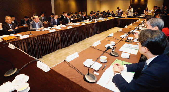 5월 3일 오전 서울 중구 더 플라자호텔에서 열린 ‘제4차 국민연금기금운용위원회’. [뉴스1]